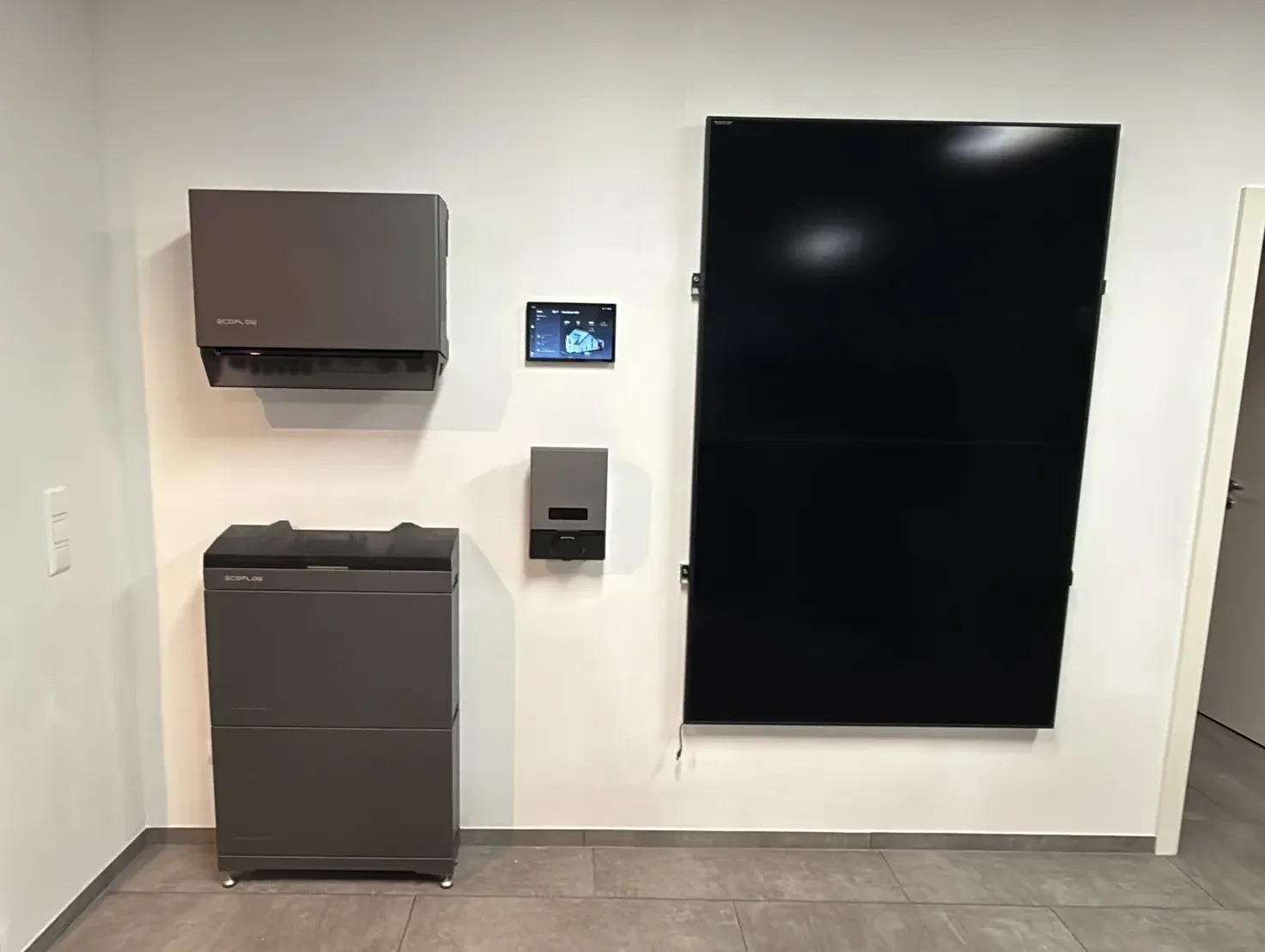 Intelligente PV Anlage mit Wechselrichter, Speicher, Wallbox und Energiemanagementsystem von EcoFlow und Solarmodul