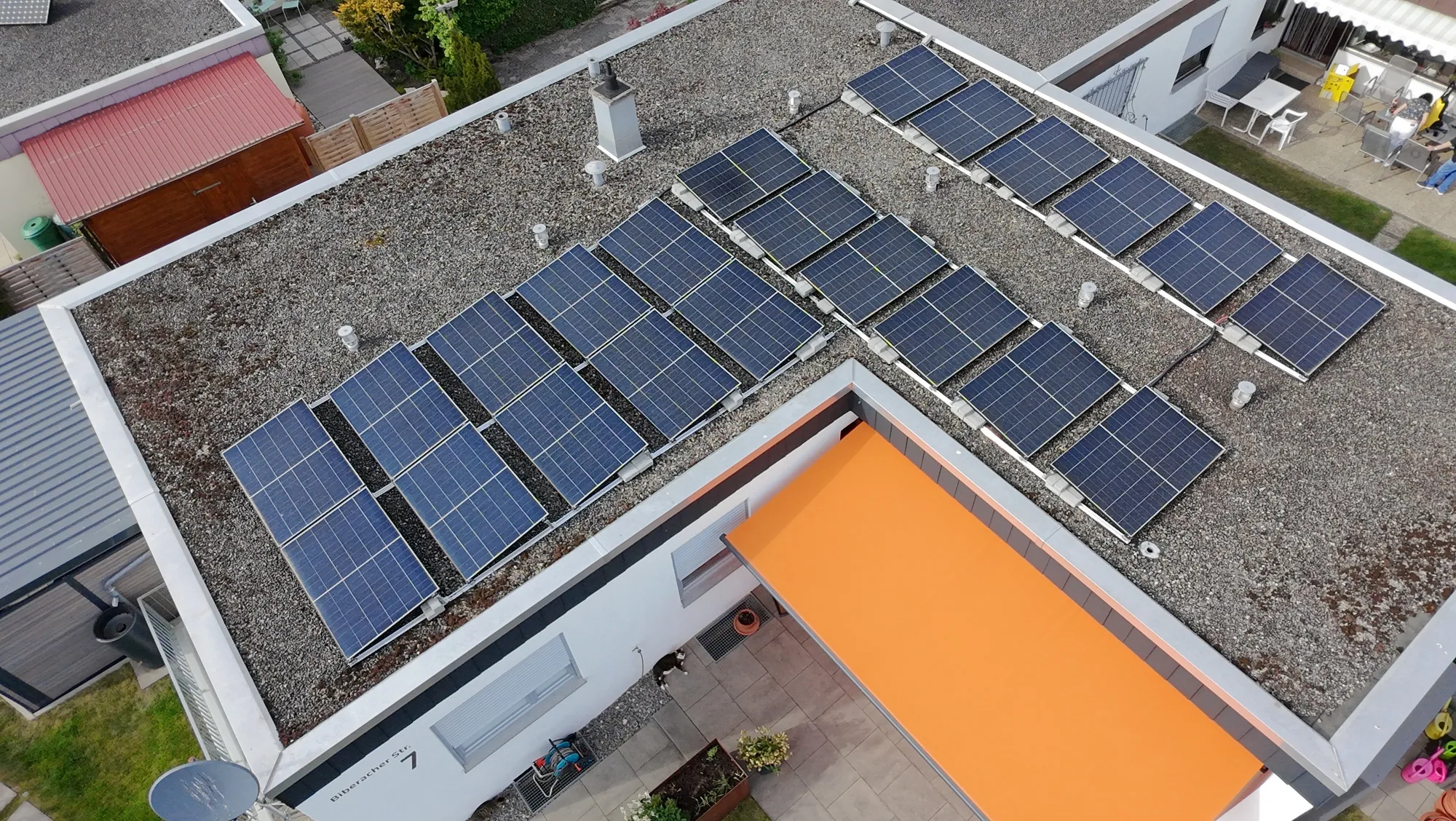 Luftaufnahme einer Photovoltaikanlage mit Aufständerung auf einem Flachdach in Balingen.