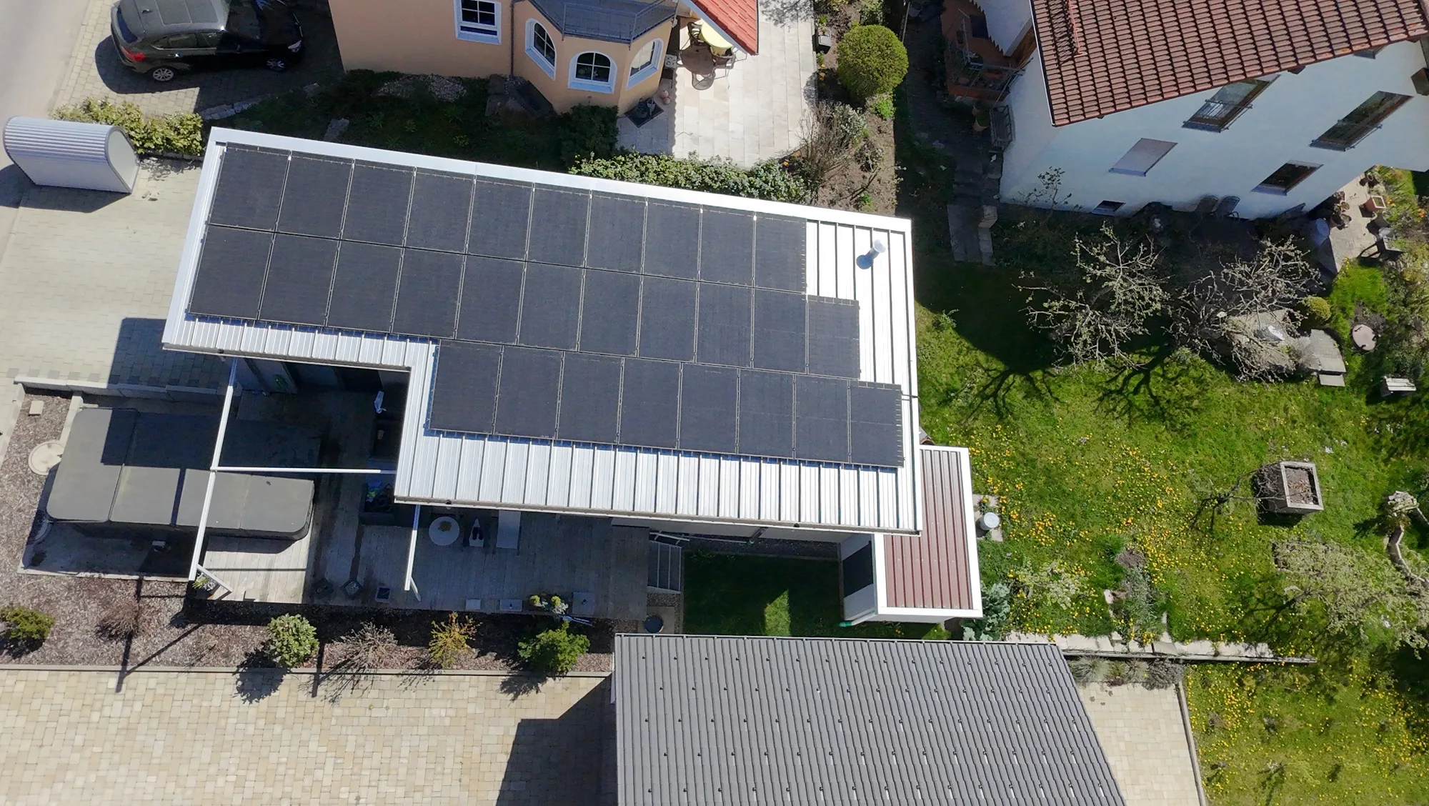 Luftaufnahme einer Photovoltaikanlage auf dem Blechdach eines Tinyhauses.