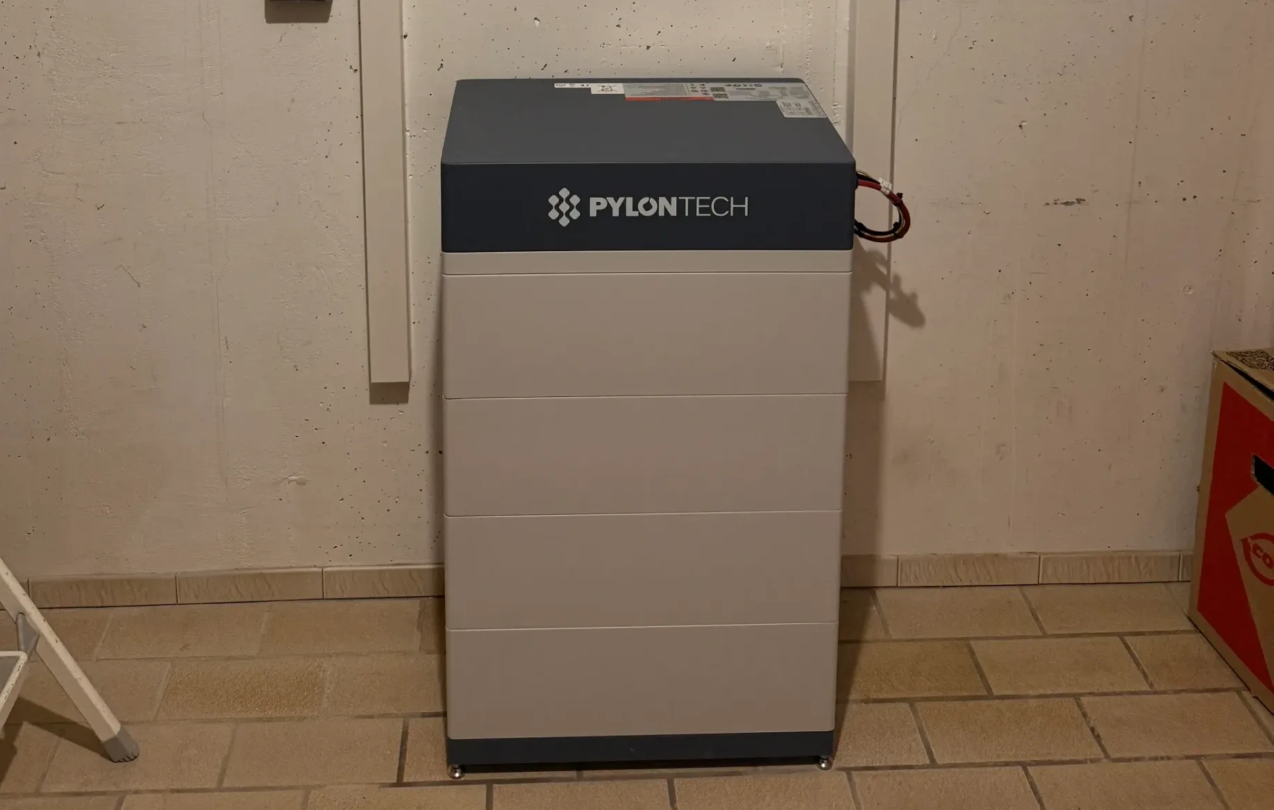 Stromspeicher von Pylontech neben dem Wechselrichter in einem Technikraum