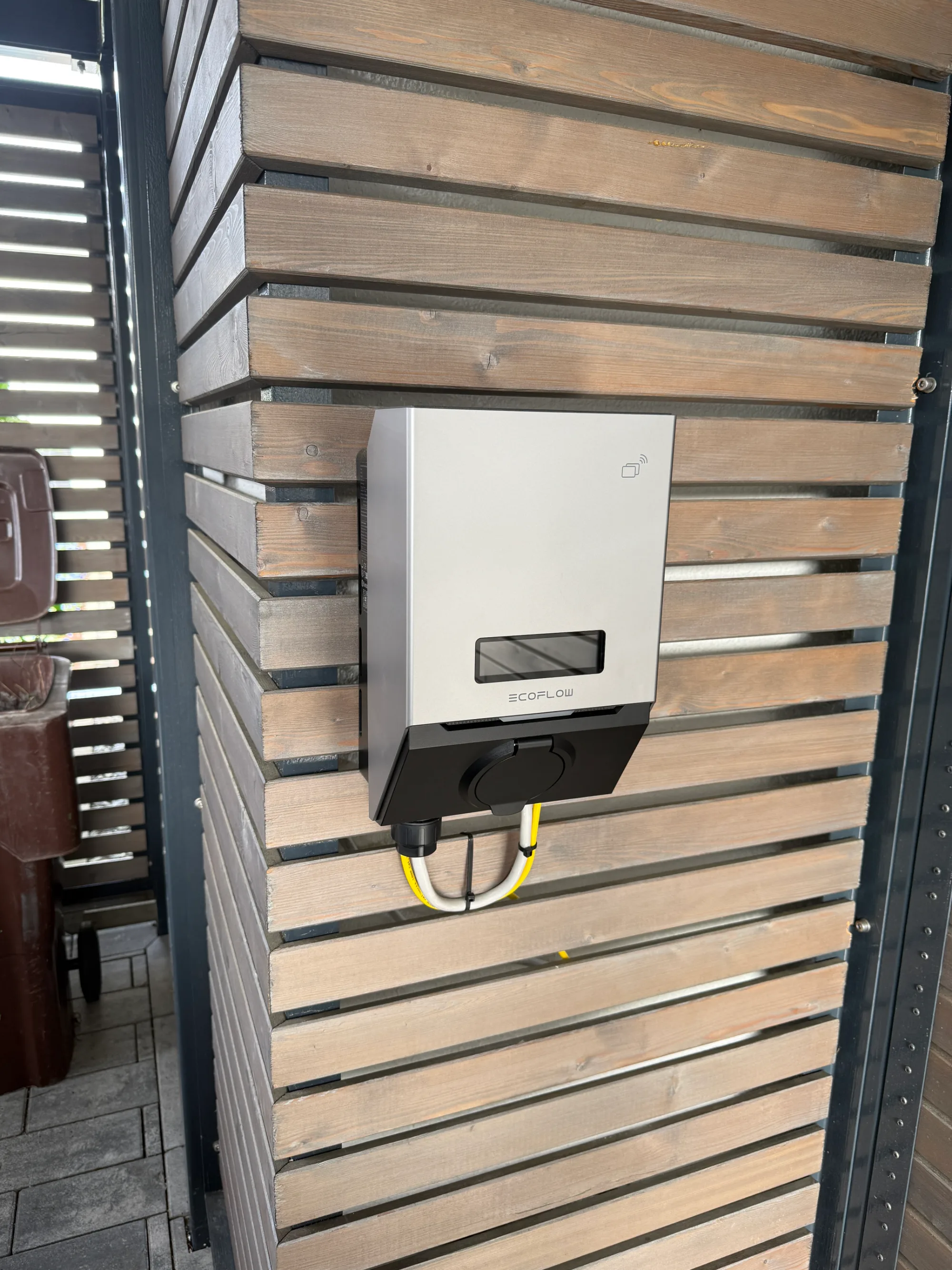 EcoFlow-Wallbox an einer Holzlattenverkleidung montiert.
