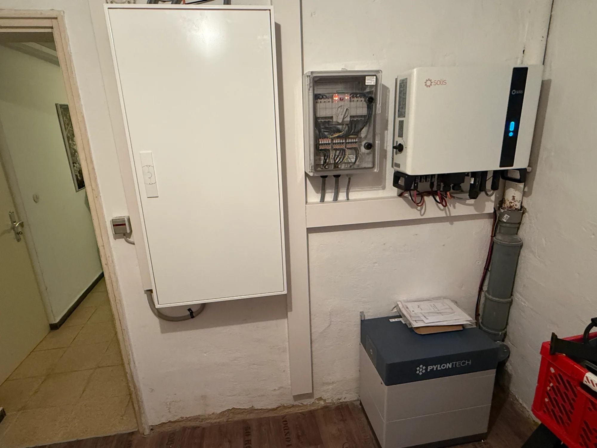 Photovoltaik-Installation im Keller mit Solis Wechselrichter, Pylontech Stromspeicher und Schaltschrank.